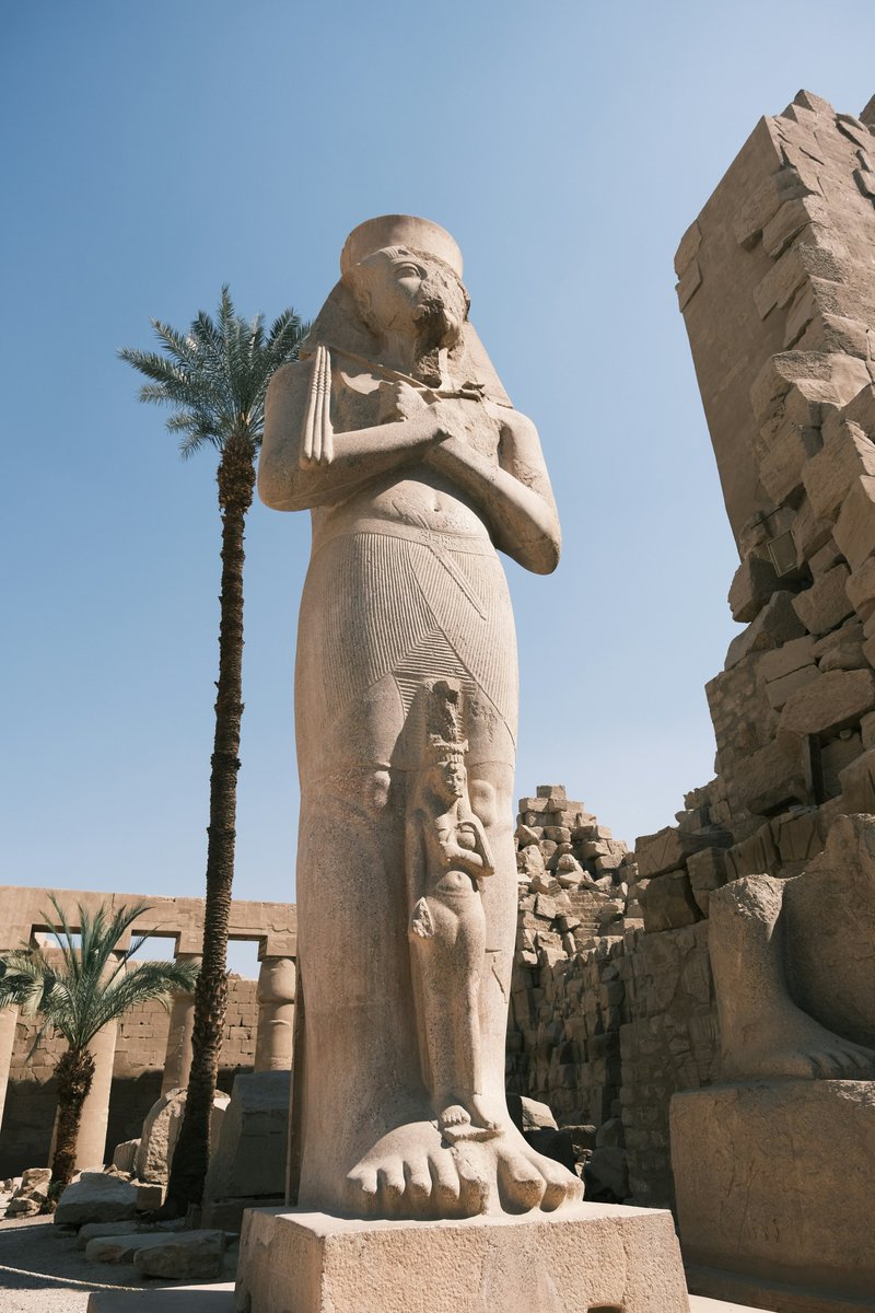 Il #Tempio di #Luxor, nel cuore dell'Antico #Egitto racconta storie scolpite nella pietra.

Tra #geroglifici e colonne ogni dettaglio parla di una civiltà ancora viva seppur lontana.