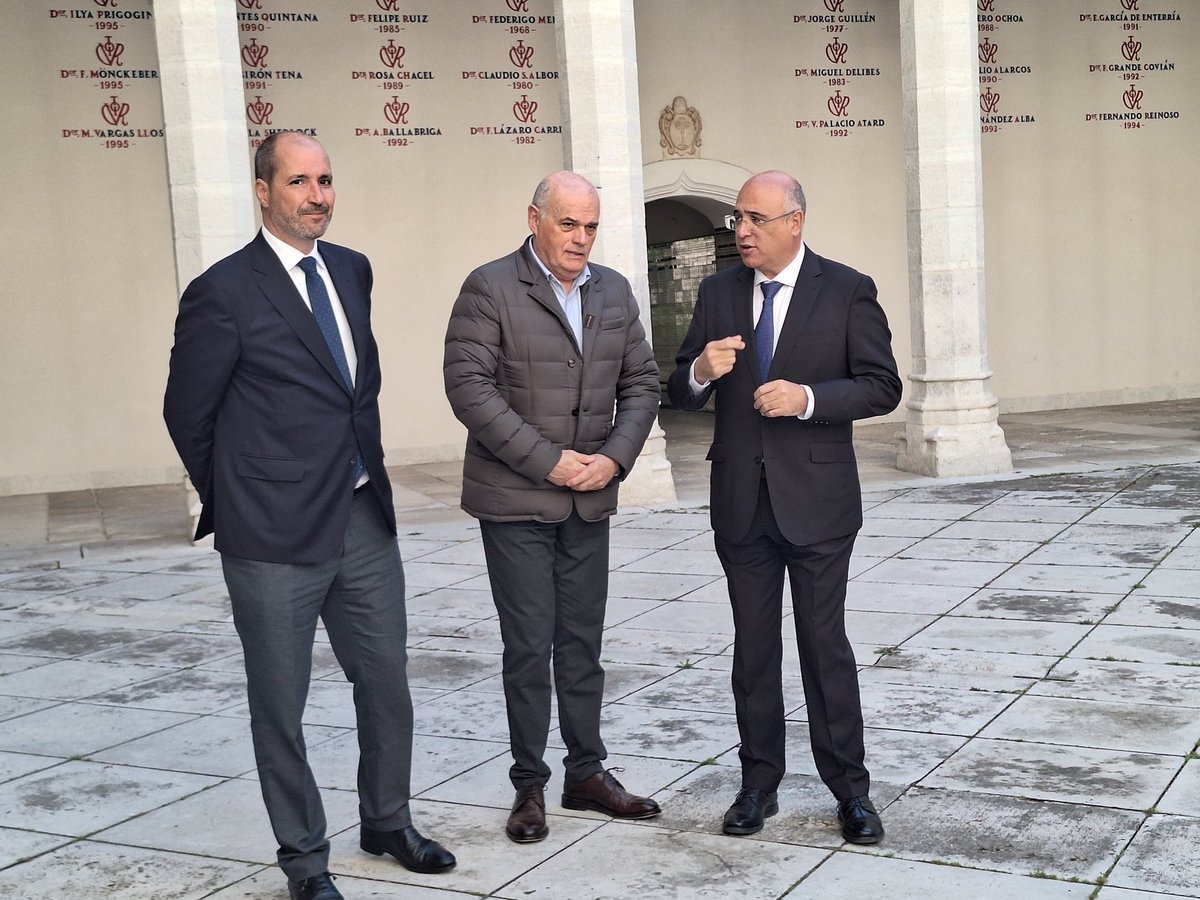 Jacinto Canales, subdelegado del <a href="/Valladolid_Gob/">Subdelegación del Gobierno en Valladolid</a>, acompaña al rector de la <a href="/UVA/">UVA</a>, <a href="/largo_rector/">Antonio Largo, Rector de la UVa</a>, a la presentaciónde la Cátedra “One Health en Sanidad Forestal y Salud Humana”.