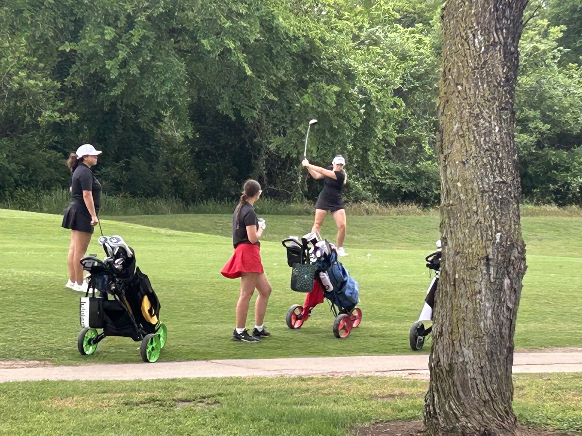 Great day following our <a href="/LISDPirates/">LondonISD</a> Lady Pirates Golfers at #UILState. <a href="/cclondonpirates/">London</a> <a href="/CoachSmith_A61/">Andy Smith</a> #LondonProud