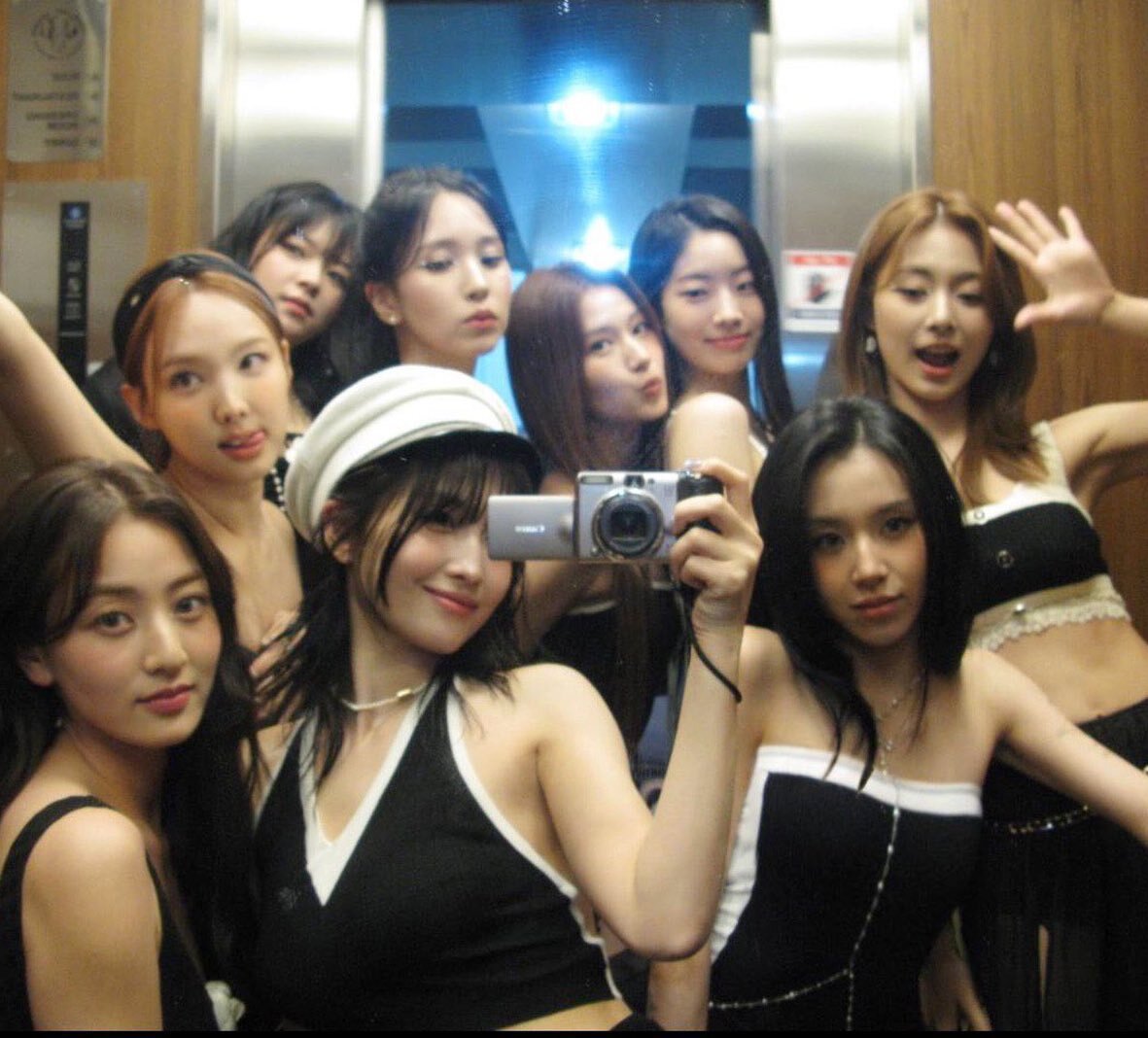 starfess's tweet image. -star
Perempuan-perempuan kesayanganku selamanya ❤️