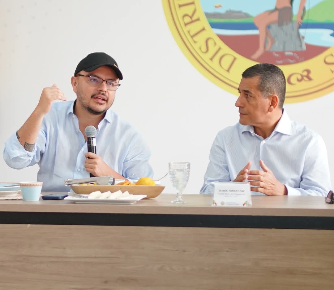 dumek_turbay's tweet photo. Esta mañana nos reunimos con @harmanfelipe, de la @AgenciaTierras, para formalizar la cesión de predios de esta entidad hacia el Distrito, que permitirá avanzar en la construcción del nuevo aeropuerto de #Cartagena, sin desconocer los derechos ni el arraigo de nuestras comunidades campesinas.

Se priorizará la protección de cultivos; se garantizarán reubicaciones integrales y dignas, y se concertará la compra de predios de manera justa y transparente. 

Detalles de este importante encuentro 👇🏾 
https://t.co/MEDfwSn7Rm