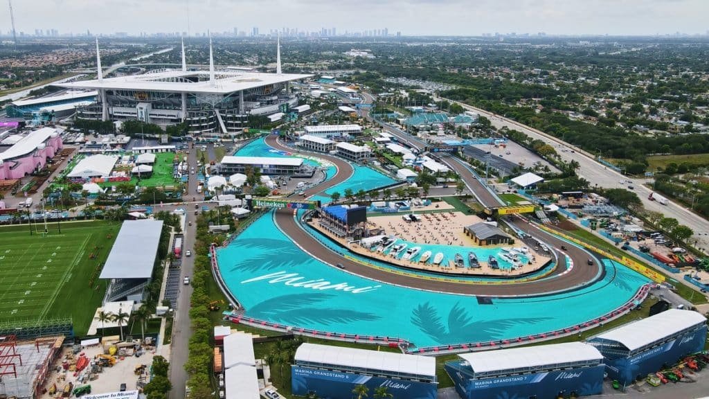 jatovarv's tweet photo. ¡El Gran Premio de Miami 2025 está por encender motores!  La Fórmula 1 llega a esta ciudad vibrante con un show que mezcla velocidad, fiesta y puro estilo. Aquí va un hilo que te volará la cabeza con historia, ganadores, datos interesantes y lo que se viene. ¡Arranca hilo 🧵! 🏁 #MiamiGP  #Formula1