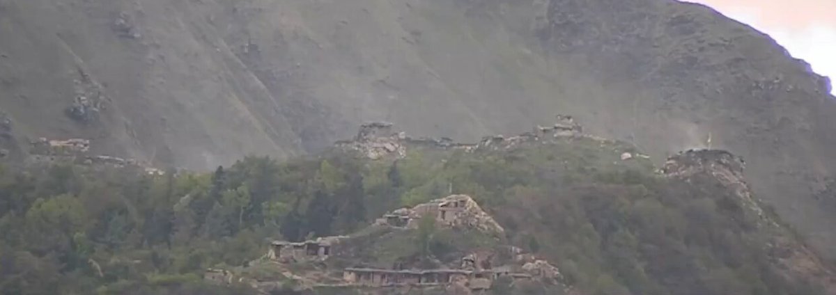 Pak_Stories1's tweet photo. کنٹرول لائن (LOC) پر پاکستان اور بھارتی افواج کے درمیان جھڑپیں جاری ہیں۔
اطلاعات کے مطابق دو بھارتی چوکیوں پر بظاہر راکٹ پروپلڈ گرینیڈ (RPG) یا اینٹی ٹینک گائیڈڈ میزائل (ATGM) کے متعدد حملے کیے گئے۔ جن میں باہم دو کلومیٹر کے فاصلے پر موجود دو بھارتی فوجی چوکیاں مکمل تباہ کی گئیں۔ https://t.co/zIG41fwTPM