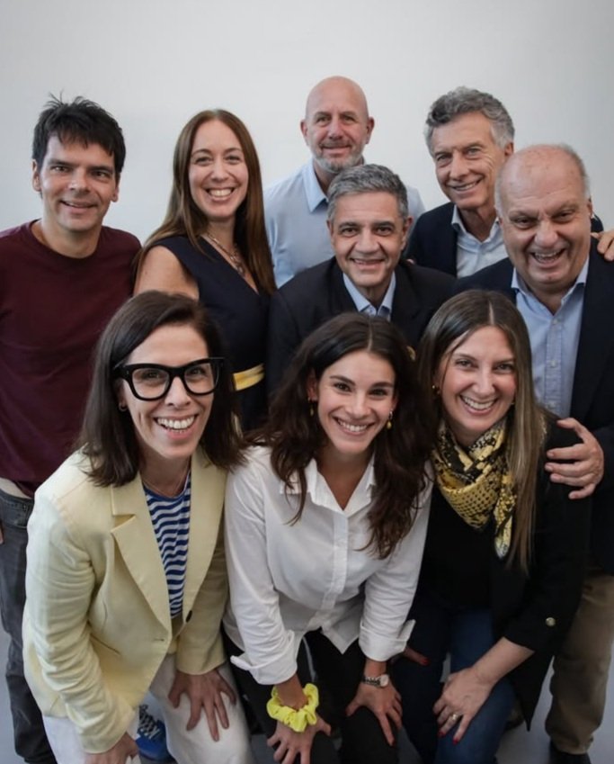 El único partido que tiene un equipo de legisladores sin kirchneristas y delincuentes en su lista es el PRO. Lo demás es sarasa.