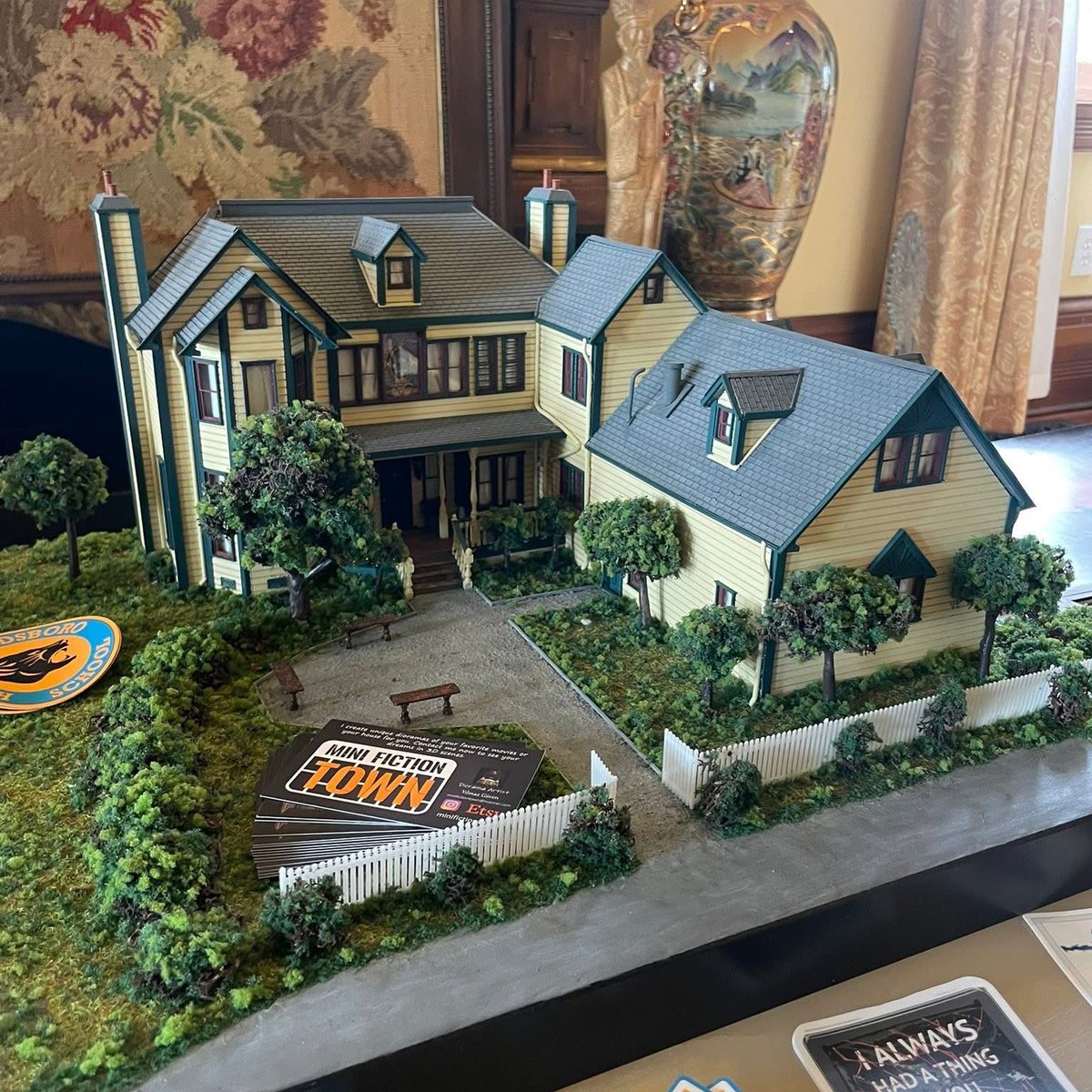 finalboytristan's tweet photo. This miniature SCREAM house is so AMAZING. I want one so bad! And for the 100th time… I think LEGO should definitely release one. https://t.co/vuzL9Mk1hr