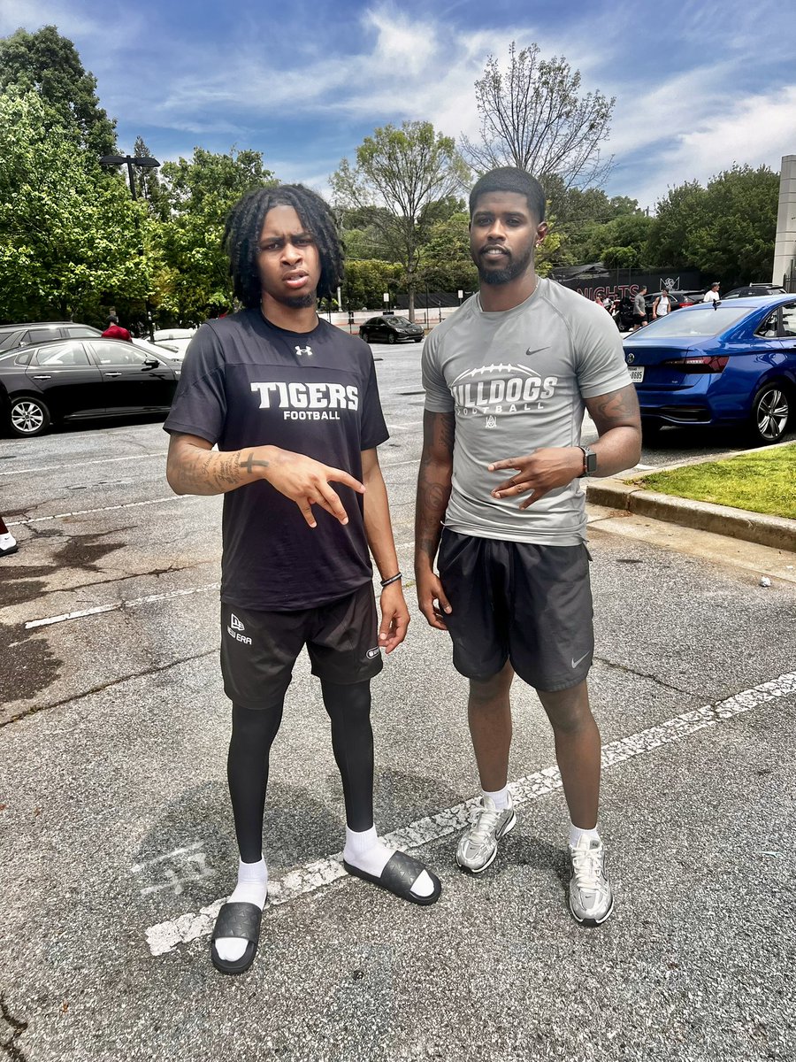 JamesEEllis9's tweet photo. SOME DOORS 🚪 TAKE LONGER TO KNOCK DOWN! @DRAYLEN7ELLIS, YOU AND THE FOOTBALL FIELD ARE A MATCH MADE IN HEAVEN! #STILLWORKING @Avionp2418 @XFLDefenders @XFLRenegades @XFLBattlehawks @XFLBattlehawks @Wpg_BlueBombers @TorontoArgos @CFL @UFLgame @NFL @QBC_Nashville @Bowsup8 https://t.co/KrfWVDFSao