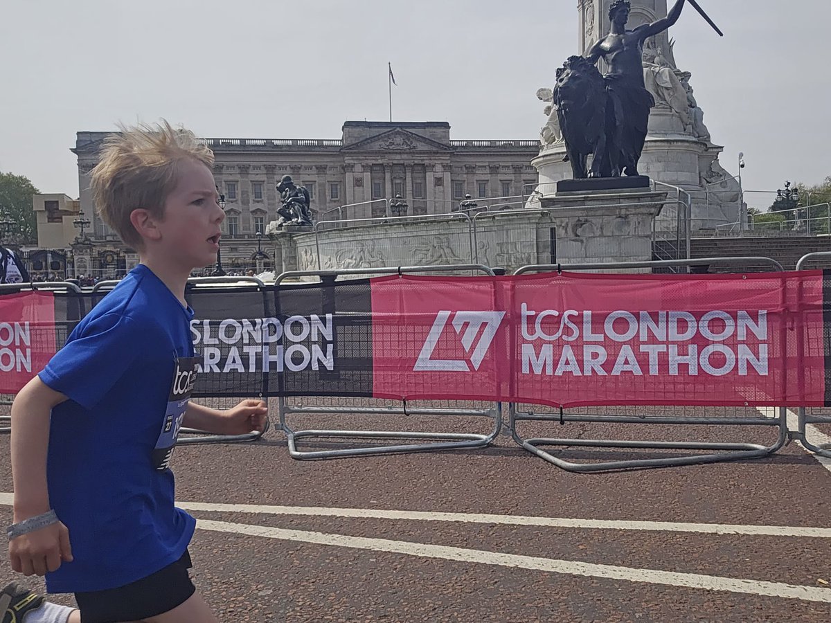 SevenoaksPri's tweet image. Congratulations to the children who took part in the Mini London Marathon on Saturday. Following a fun warm up with Joe Wicks, the races started and finished with a spint along The Mall, in front of Buckingham Palace.  A wonderful experience! 👏 Well done!🏅👟#SPSValues #courage