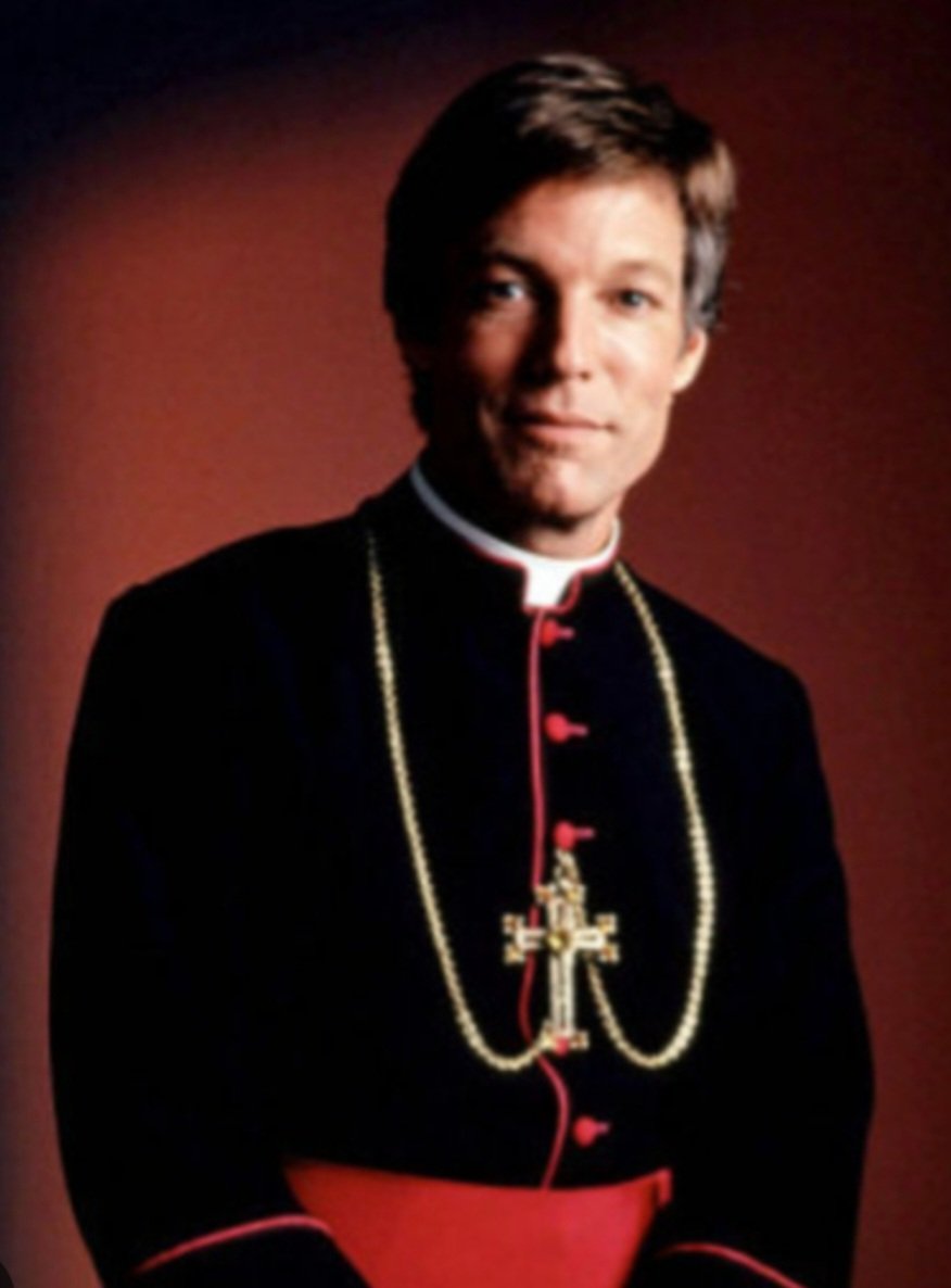 Lui è il cardinale americano Bramble Birds, bianco, bello, ultra conservatore, contrario a migranti, Lgbtq e tutta quella roba lì di sinistra.
Sarebbe il Papa perfetto per il dopo Bergoglio, ma naturalmente i poteri forti ed il woke non lo consentiranno.
Che schifo.
#conclave