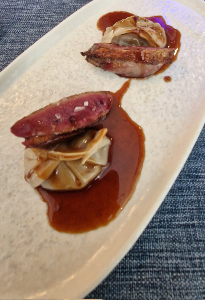 Volviendo a la barra de <a href="/TreZerestaurant/">TrezeRestaurante&Bar</a> y siempre disfrutando. 

Clásicos torrezno, ensaladilla y buñuelos 😋. 

Carrillera con apionabo, pichón asado con sus gyozas y salsas muy🔝.

Enorme <a href="/SanzSaul/">Saúl Sanz</a> y su equipo. 

#Treze #Madrid #Cocina #producto #caza #BarrioSalamanca