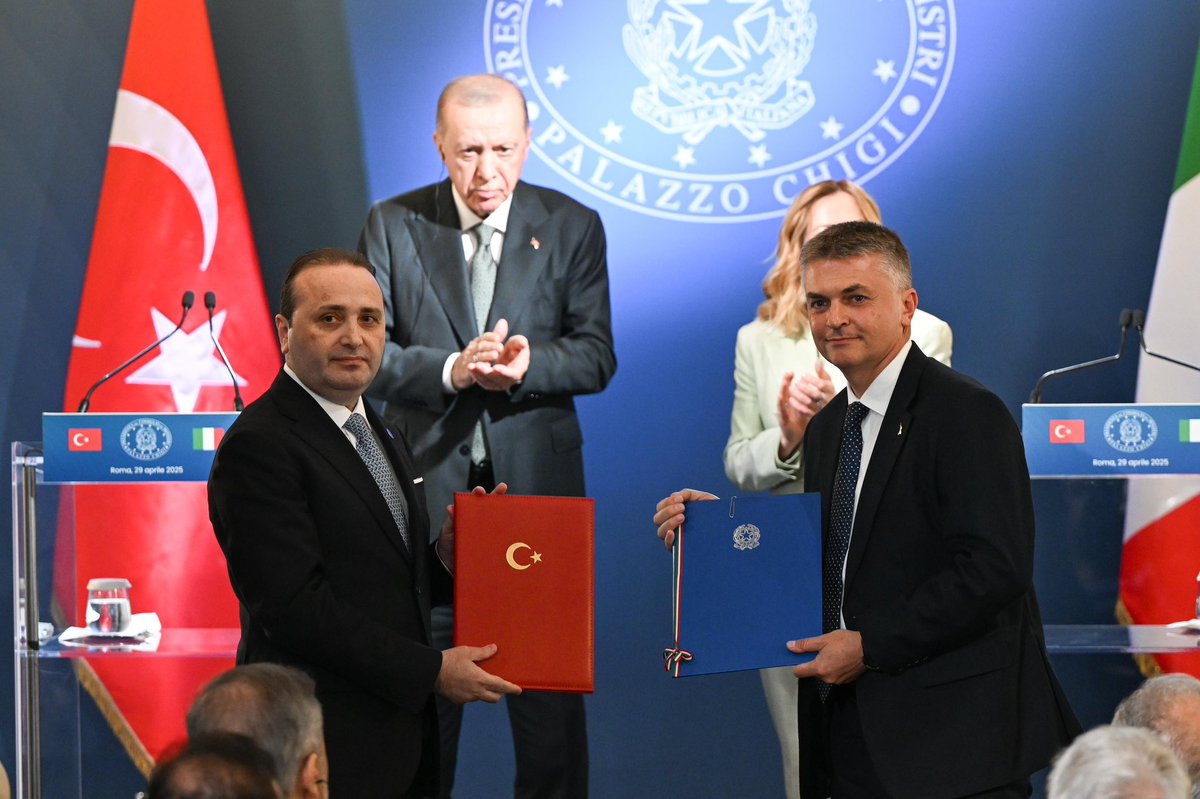 Türkiye-İtalya 4. Hükümetlerarası Zirvesi kapsamında ülkelerimiz arasında 11 anlaşma imzalandı. Anlaşmalar arasında, ülkelerimiz arasında ticaretin geliştirilmesine yönelik ortak anlaşma metnini ve uluslararası ulaştırma koridorlarının kullanımı alanında işbirliğine yönelik