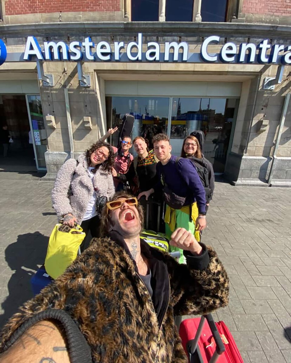 Nem dá pra acreditar que amanhã é nosso último show antes da pausa... É uma felicidade estar aqui! Esperamos vocês em AMSTERDAM no  Toekomstmuziek! Chama todo mundo!