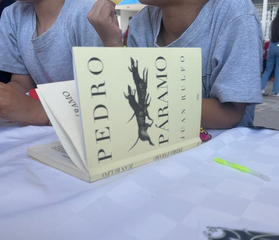 SalaLibroLibre's tweet photo. 📖🐝| La tarde de este lunes 28 de abril acudimos a la celebración del Día Mundial del Libro 2025 a la Primaria Manuela S. de Borja, en colaboración con la Biblioteca Pública Carmen Serdán del municipio de San Luis de la Paz 🫶🏻 https://t.co/u25Rw188dw