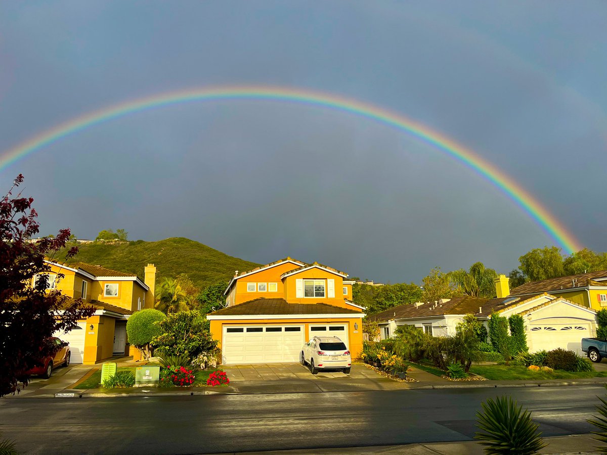 thrive_win's tweet image. I opened up the garage door to take the pup to the park and this is what met my eyes. Just gorgeous. A reminder thereโs beauty everywhere, we just have to look for it. Sometimes it hits us in the face!