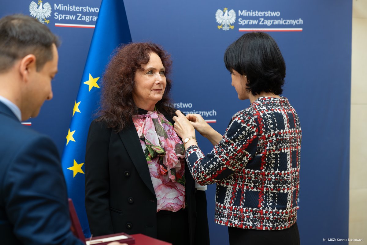 Ministerstwo Spraw Zagranicznych RP 🇵🇱 (@msz_rp) on Twitter photo Dziś w imieniu ministra spraw zagranicznych <a href="/sikorskiradek/">Radosław Sikorski 🇵🇱🇪🇺</a>, wiceminister <a href="/moscicka_dendys/">H. Mościcka-Dendys</a> wręczyła Odznakę Honorową Bene Merito Pani Renacie Degener.
Pani Renata Degener, zasłużona członkini ETPC, otrzymała odznakę za jej działalność wzmacniającą pozycję Polski za granicą. Dziś w imieniu ministra spraw zagranicznych <a href="/sikorskiradek/">Radosław Sikorski 🇵🇱🇪🇺</a>, wiceminister <a href="/moscicka_dendys/">H. Mościcka-Dendys</a> wręczyła Odznakę Honorową Bene Merito Pani Renacie Degener.
Pani Renata Degener, zasłużona członkini ETPC, otrzymała odznakę za jej działalność wzmacniającą pozycję Polski za granicą.