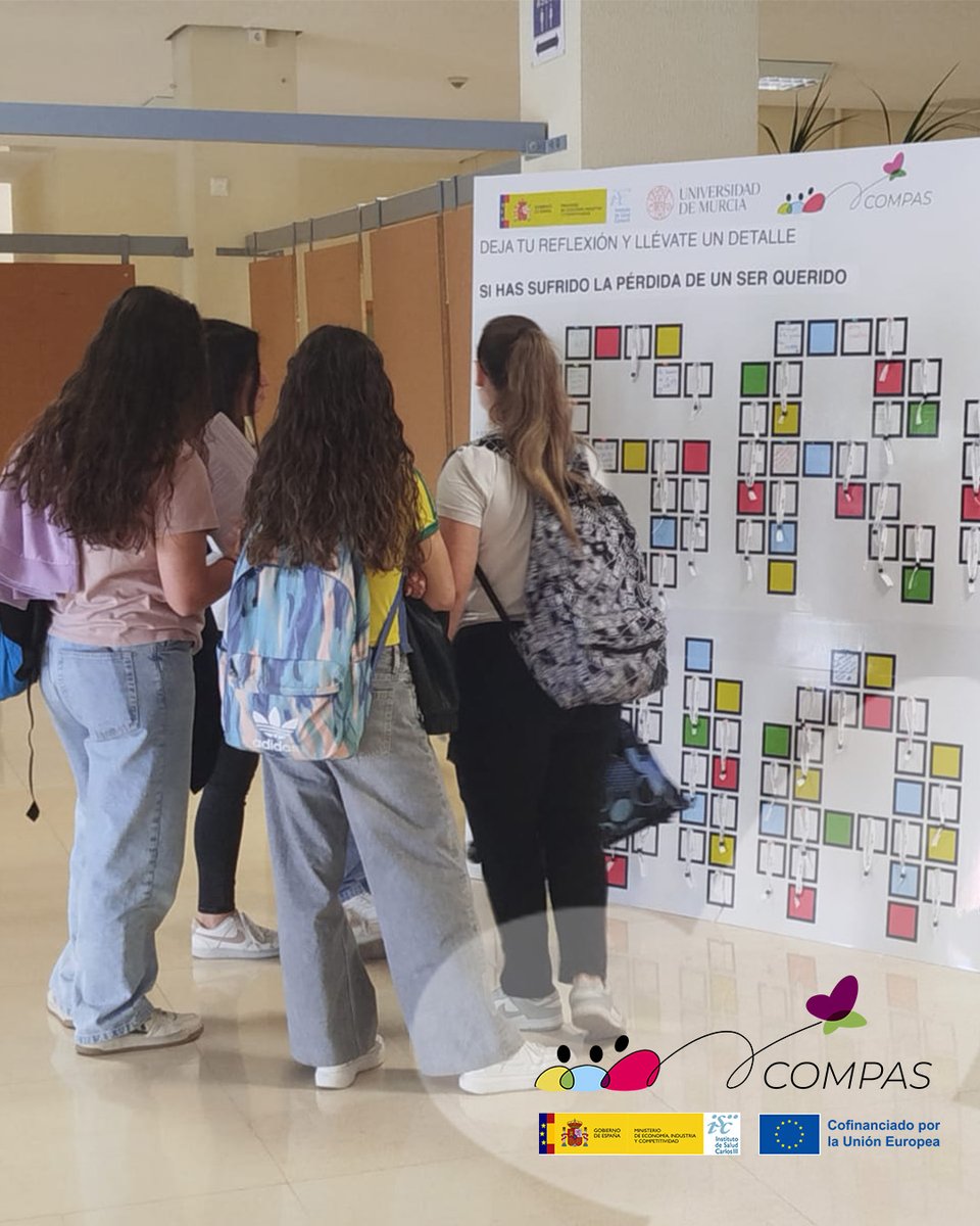 compasproyecto's tweet photo. ✏️ ¡Ha comenzado la #SemanaDeLaCompasión en la @EducacionUm de la @UMU! 💚 En #ProyectoCompas arrancamos con un emotivo mural memorial lleno de reflexiones y agradecimientos para quienes ya no están con nosotros✨ Os esperamos esta semana para que dejéis todos vuestros mensajes✨ https://t.co/L4swMhzbvk