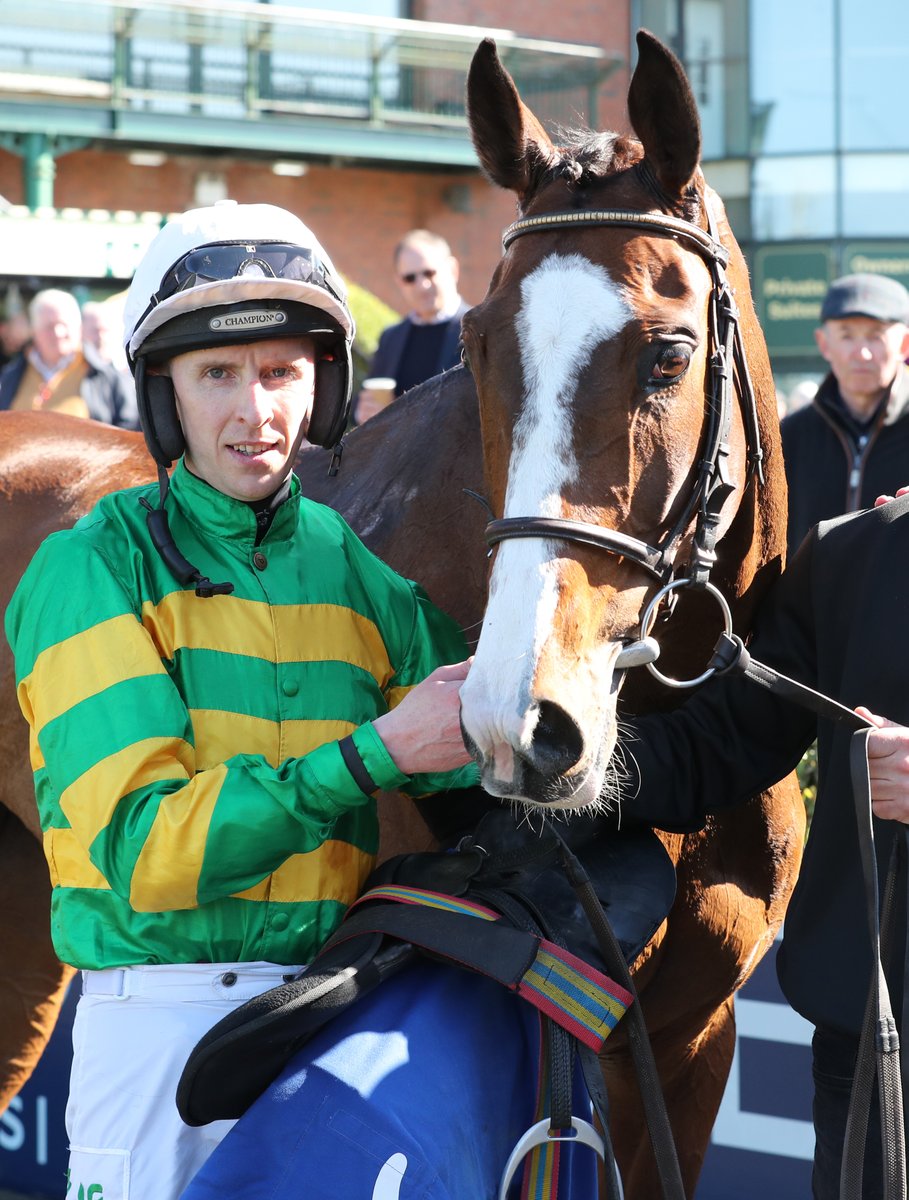 RacingPost's tweet photo. IRANCY WINS THE KPMG CHAMPION NOVICE HURDLE 🎉 https://t.co/wQBnUmyudn