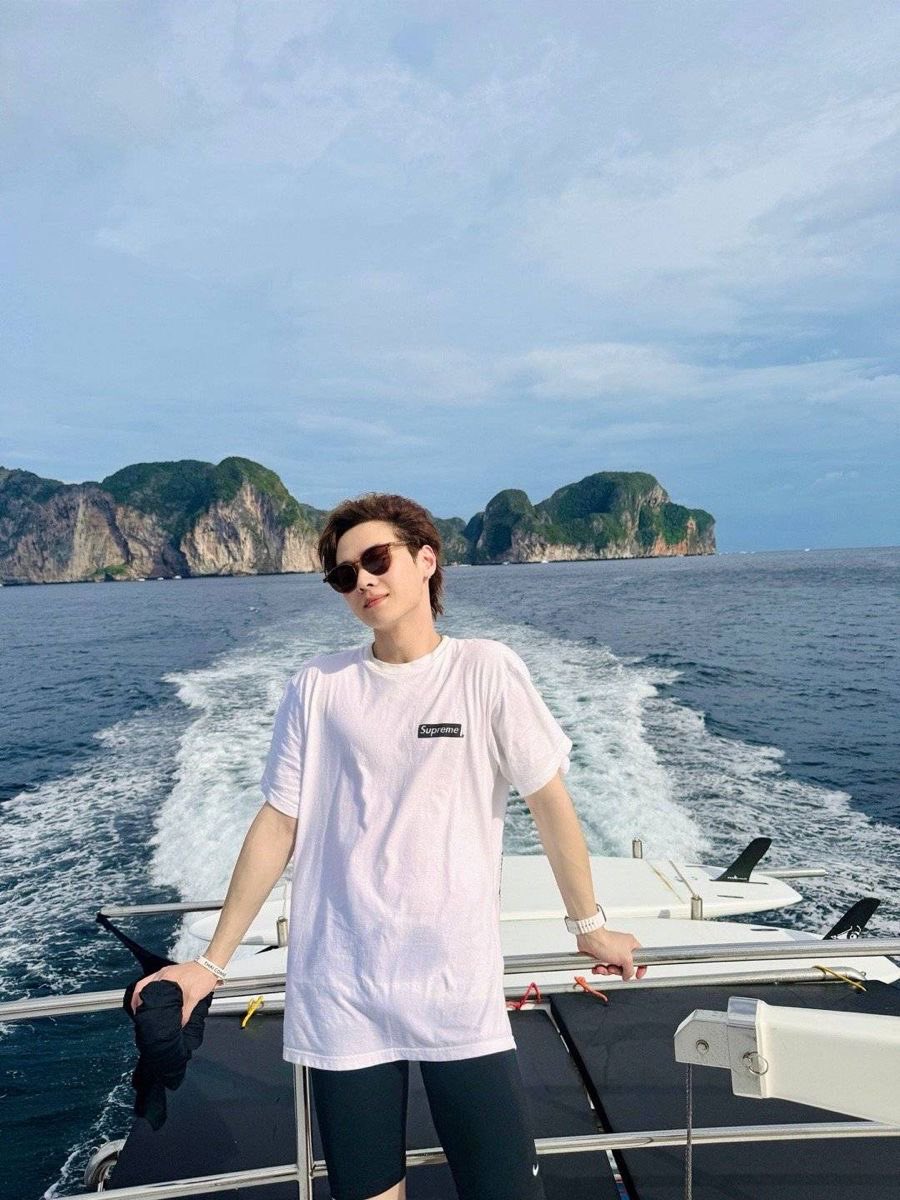 kntnyxzzin's tweet photo. 둘이 휴양지 휴가갔는데 각자 이렇게 입고 오면 웃기는거지 https://t.co/Lo0zfNCtgJ