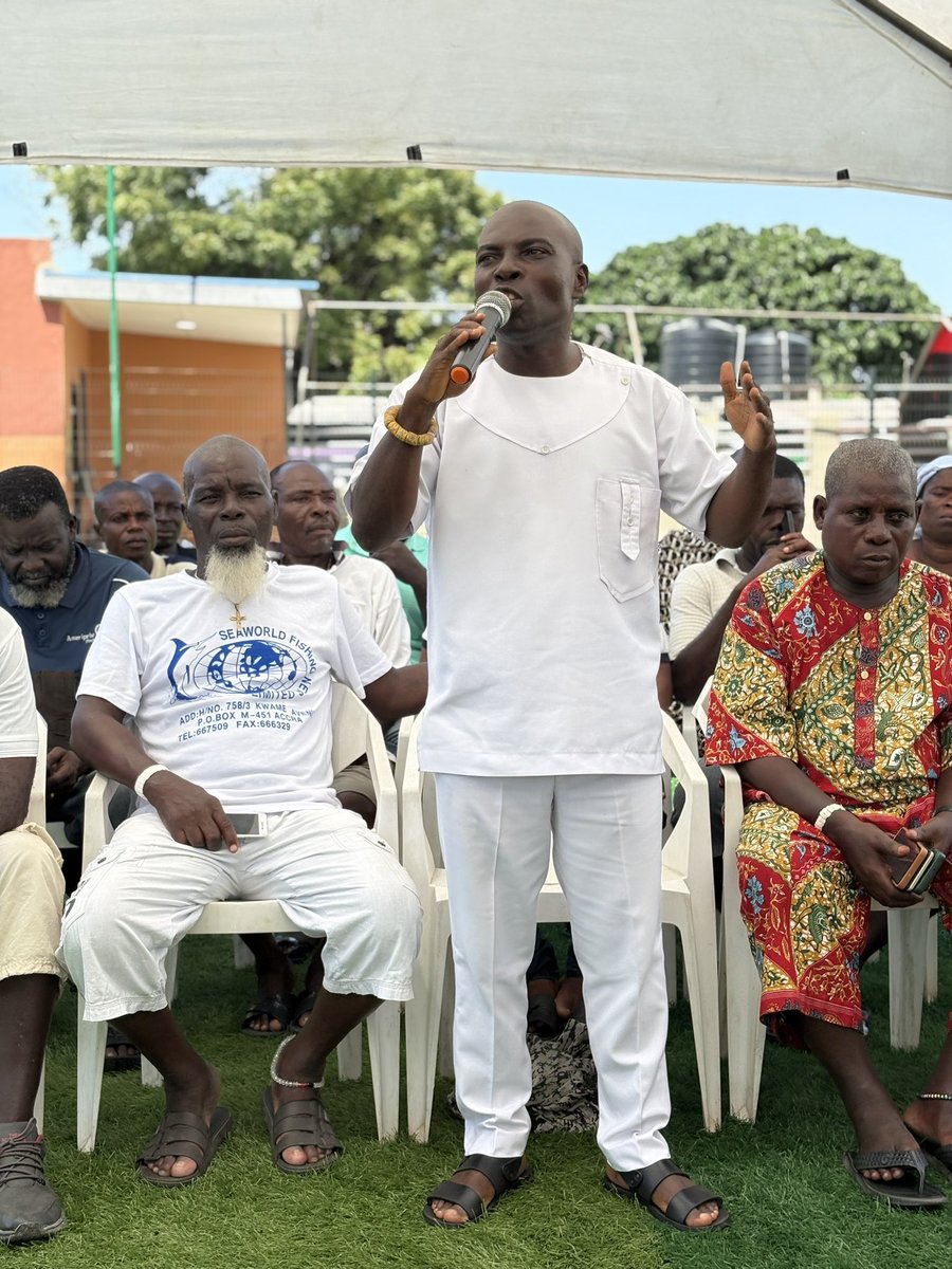 yawfriimpongg's tweet photo. To commemorate World Malaria Day, I joined the team @PHO_Health to donate 100 mosquito nets and 2,000 anti-malarial medications at Bukom Park. The donations were received by the Odododiodio constituency chairman on behalf of the MP. https://t.co/UWCkCO61DF