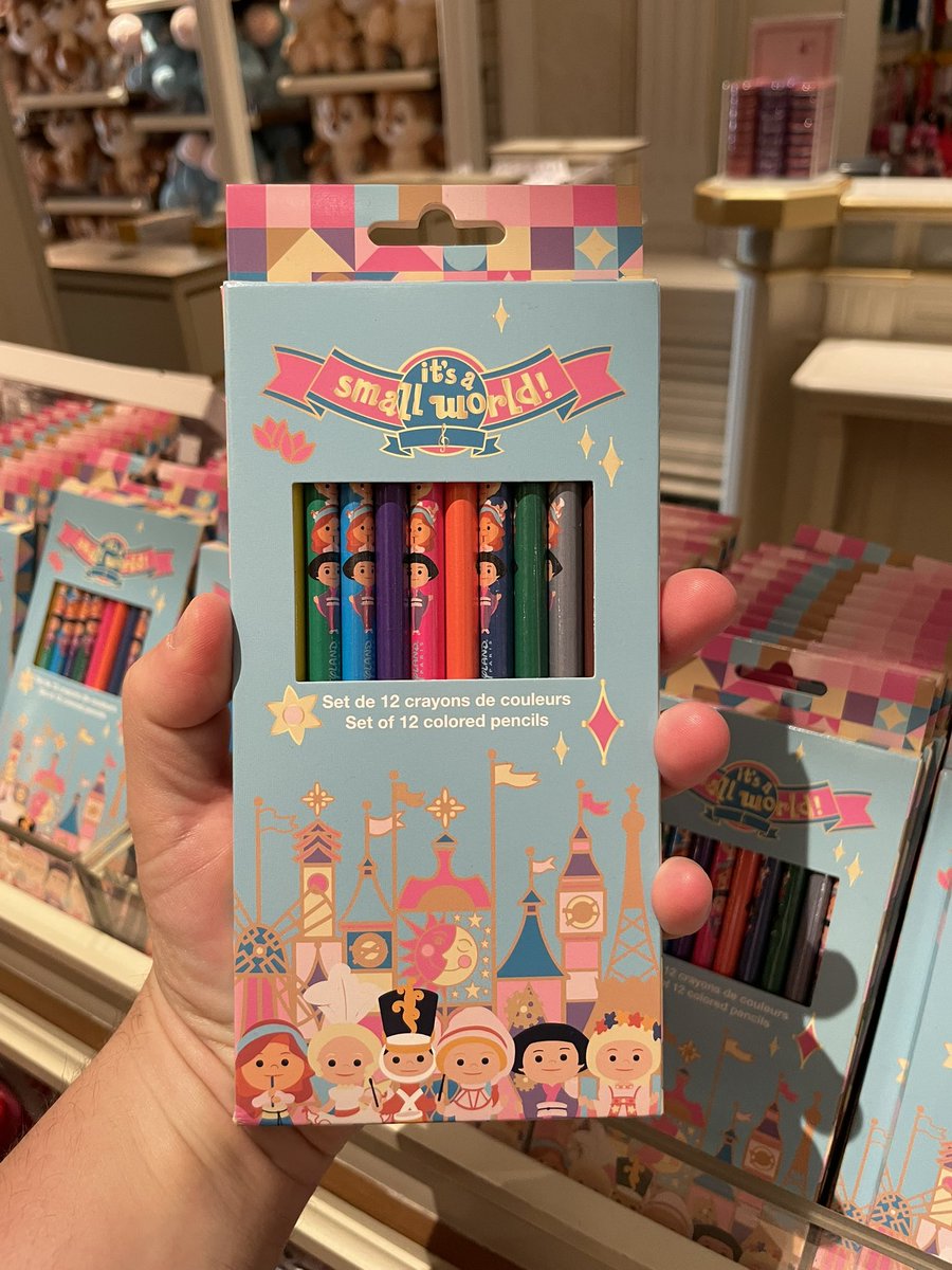 DLPbonsplans's tweet photo. Crayons de couleurs sur le thème de l’attraction it’s a small world disponibles dans les boutiques de @DisneylandParis ! 🛍️ https://t.co/sGBdlqRfDO