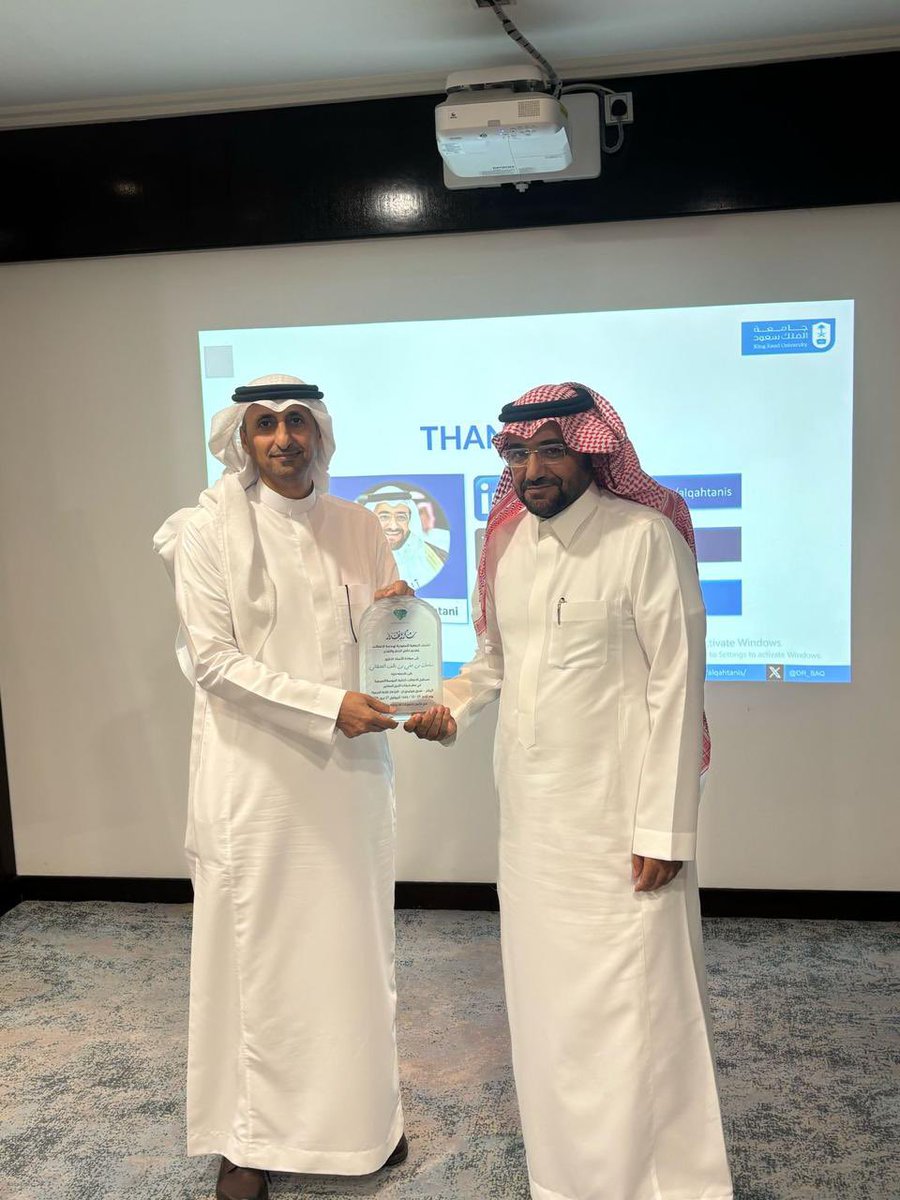 كرم سعادة الدكتور عصام بن صالح الطبيشي رئيس #الجمعية_السعودية_لهندسة_الاتصالات سعادة الاستاذ الدكتور سلمان بن علي بن وهف القحطاني عميد كلية علوم الحاسب والمعلومات لتقديمة الندوة العلمية مستقبل الاتصالات الذكية: الحوسبة النسيجية في عصر شبكات الجيل السادس.
@_ksu