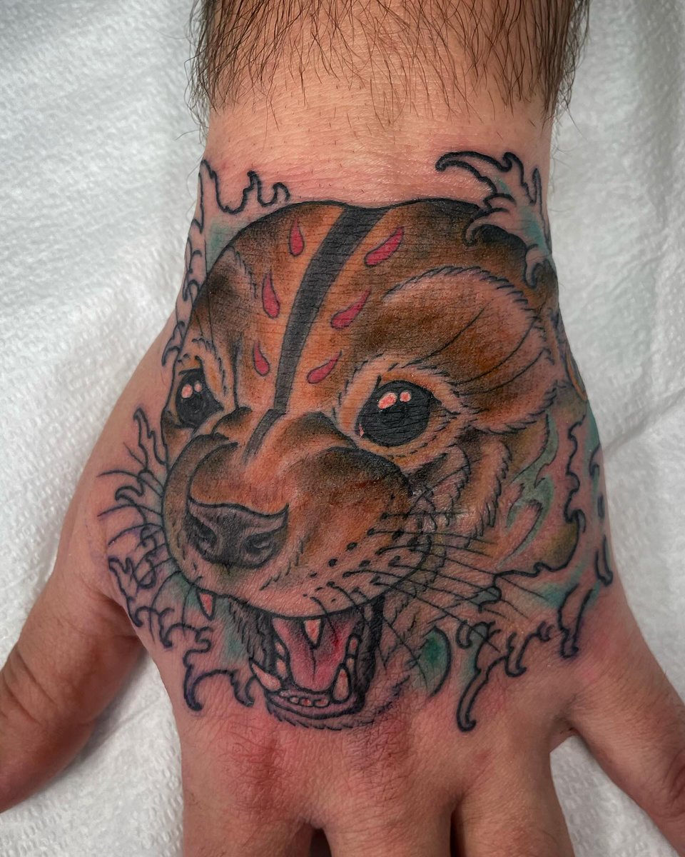 Does it get any more menacing than a tattoo of THE TAGGERUNG on YOUR HAND?? Artwork by Chris Stile, Pacific Rose Tattoo, Vancouver, CA. redwall.fandom.com/wiki/Redwall_T…