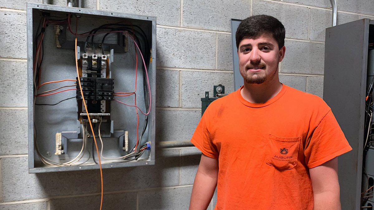 AuburnFM's tweet image. Facilities apprentice electrician Cullen Kennedy was named the Alabama Office of Apprenticeship's Central Alabama Apprentice of the Year for Region 5. The best and the brightest right here in Auburn. War eagle, Cullen!
wire.auburn.edu/content/announ…