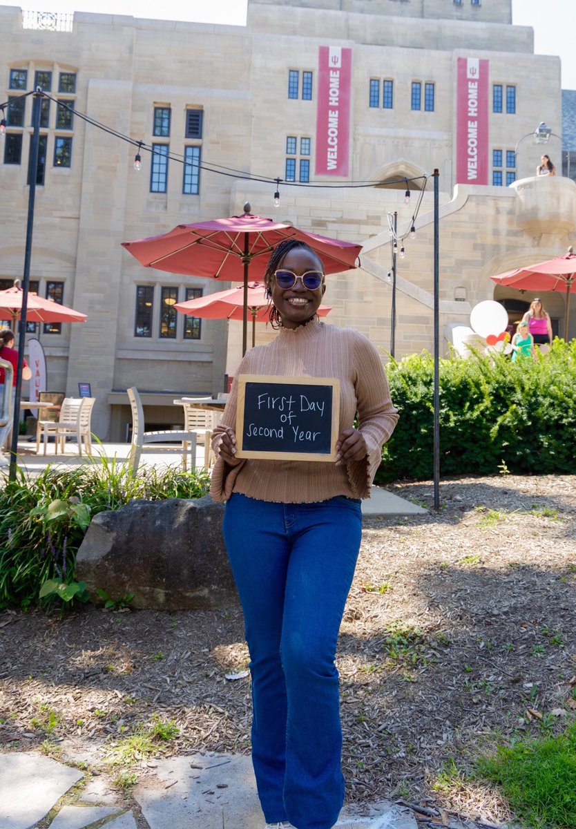 SexEdWithSugar's tweet image. First day of 2nd Year VS Last day of 2nd year!!!

Ẹ bami yin oluwa logo 😩😩😩.

#phding
#IEscaped
#ISurvived