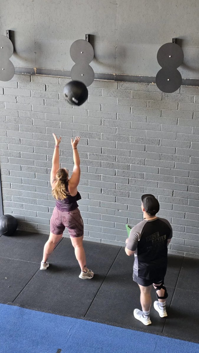 Alifitness91's tweet photo. Wall balls? What wall balls? Boom 💥
#wallballs #smashedit #asstograss https://t.co/6I8tREtNLV