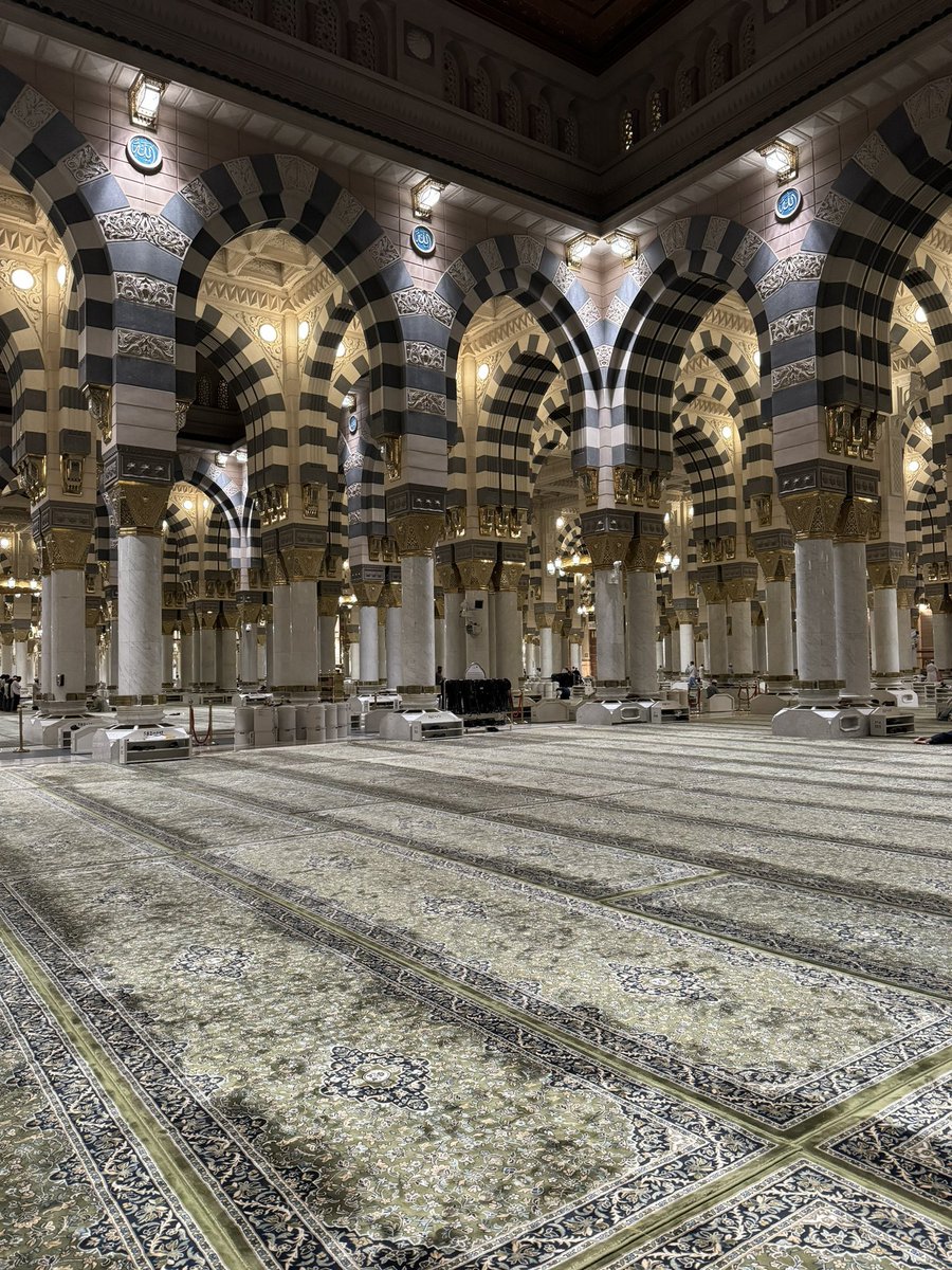 وَلِلَّهِ غَيْبُ السَّمَاوَاتِ وَالْأَرْضِ وَإِلَيْهِ يُرْجَعُ الْأَمْرُ كُلُّهُ فَاعْبُدْهُ وَتَوَكَّلْ عَلَيْهِ ۚ وَمَا رَبُّكَ بِغَافِلٍ عَمَّا تَعْمَلُونَ (123)