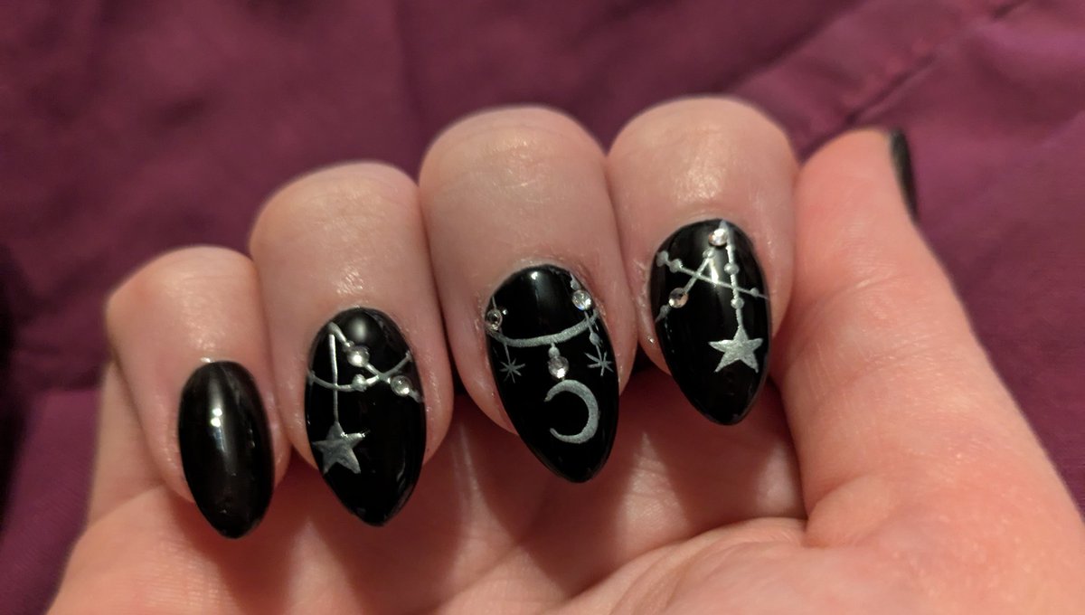 New nails since my birthday is next week 💅 They're so cute I'm obsessed 🌙✨
#nails #nailart