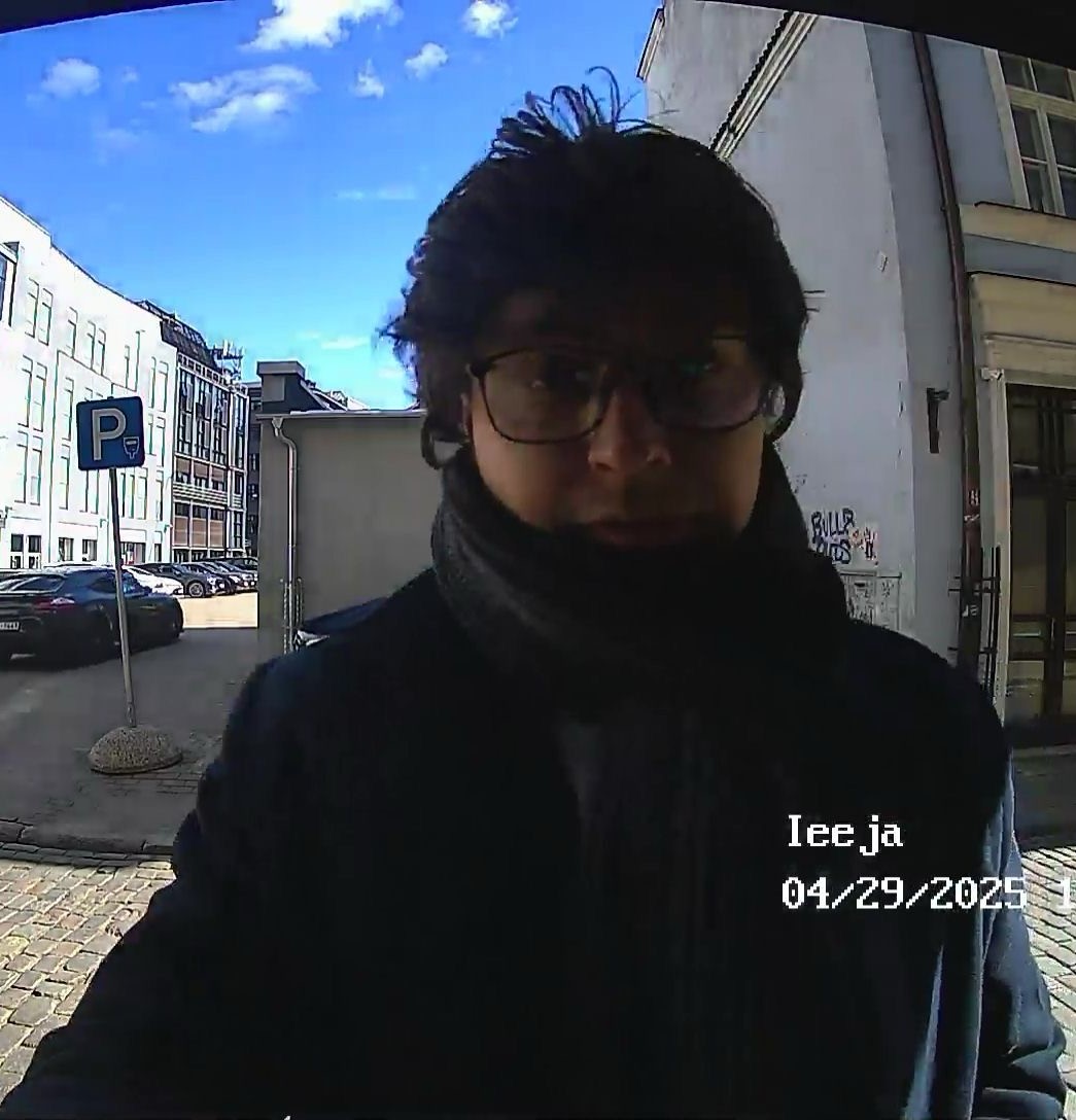 Aizdomās par bruņotu laupīšanu Vecrīgā policija meklē iespējamās vainīgās personas. 

Šo pēcpusdien, ap pulksten 15.30, Vecrīgā notikusi bruņota laupīšana no pulksteņu veikala, vainīgajām personām pametot notikuma vietu. Viena persona ir cietusi un nogādāta medicīnas iestādē.