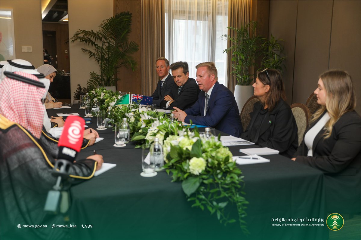 معالي الوزير يلتقي بمعالي وزير التجارة والاستثمار، والزراعة، والمسؤول عن شؤون الغابات النيوزيلندي، لمناقشة أوجه تطوير التعاون في المجالات الاقتصادية والاستثمارية بين البلدين على هامش اجتماعات اللجنة السعودية النيوزيلندية المشتركة.

His Excellency the Minister met with the