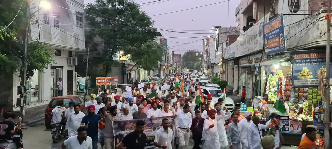 IsBHULLAR3's tweet photo. ਪਹਿਲਗਾਮ ਵਿੱਚ ਸ਼ਹੀਦ ਹੋਏ ਸੈਲਾਨੀਆਂ ਨੂੰ ਸ਼ਰਧਾਂਜਲੀ ਭੇਂਟ ਕਰਨ ਲਈ @gurpreetkangar ਦੀ ਅਗਵਾਈ ਵਿੱਚ ਹਲਕਾ ਰਾਮਪੁਰਾ ਫੂਲ ਵਿਖੇ ਰਾਮ ਬਾਗ ( ਫੂਲ ਰੋਡ ) ਤੋਂ ਬਜਾਰ ਵਿੱਚ ਦੀ ਹੁੰਦੇ ਹੋਏ ਚੌਂਕ ਤੱਕ ਕੈਂਡਲ ਮਾਰਚ ਕੱਢਿਆ ਅਤੇ ਅੱਤਵਾਦੀਆਂ ਦਾ ਪੁੱਤਲਾ ਫੂਕਿਆ ਗਿਆ |
@RajaBrar_INC @Partap_Sbajwa @INCPunjab @INCIndia https://t.co/05IJGtftXm