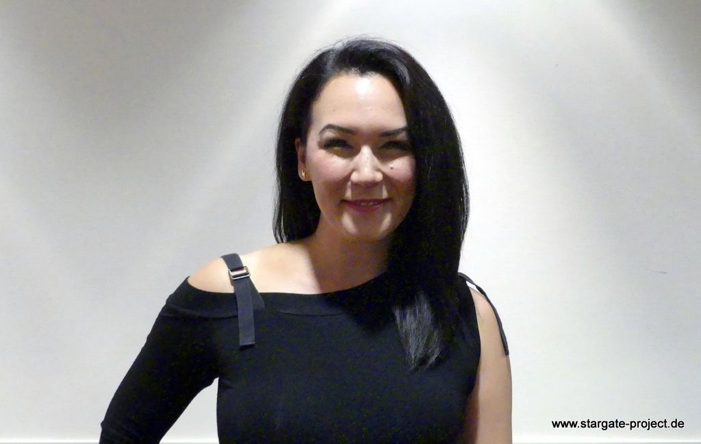 StargateProject.de (@sg_project) on Twitter photo 2018 hatten wir die Gelegenheit ein zweites Mal mit Schauspielerin Simone Bailly zu sprechen. Das Interview findet ihr nach wie vor auf unserer Website! <a href="/SimoneBailly/">Simone Bailly</a>
#Stargate #StargateCon #StargateConvention #StargateSG1 #SG1
stargate-project.de/simone-bailly-… 2018 hatten wir die Gelegenheit ein zweites Mal mit Schauspielerin Simone Bailly zu sprechen. Das Interview findet ihr nach wie vor auf unserer Website! <a href="/SimoneBailly/">Simone Bailly</a>
#Stargate #StargateCon #StargateConvention #StargateSG1 #SG1
stargate-project.de/simone-bailly-…