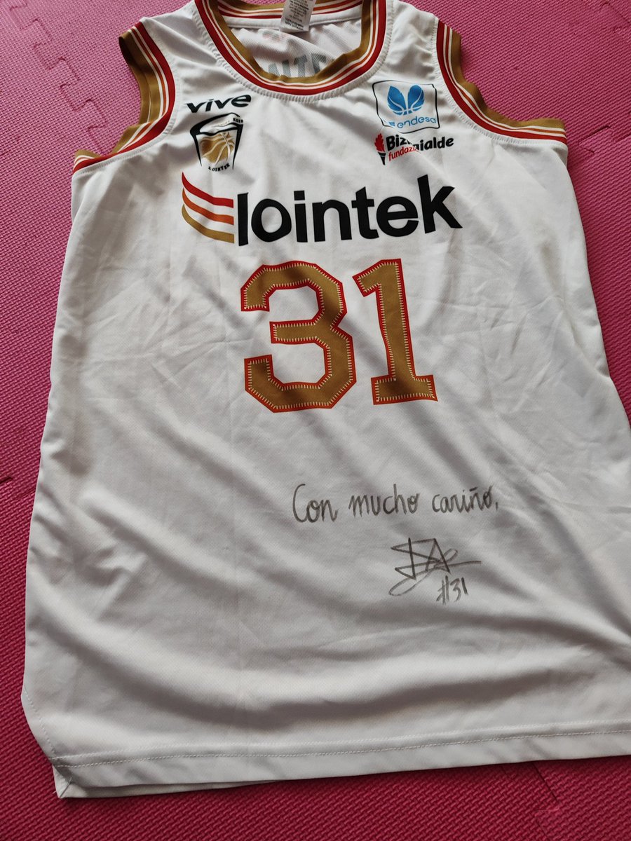 fimofito's tweet photo. Ehhhh, nos llega un joya para el sorteo solidario de Ziordia con @AurreraM . @itziarizti un año más nos manda una camiseta firmada para el sorteo. Gracias @ariztilopez1 ♥️♥️🏀🏀🔝. Seguro que a @PabloLolaso le gusta muchísimo nuestro nuevo regalo del sorteo eh , boletos a 1 euro. https://t.co/4KiQk1hH0B
