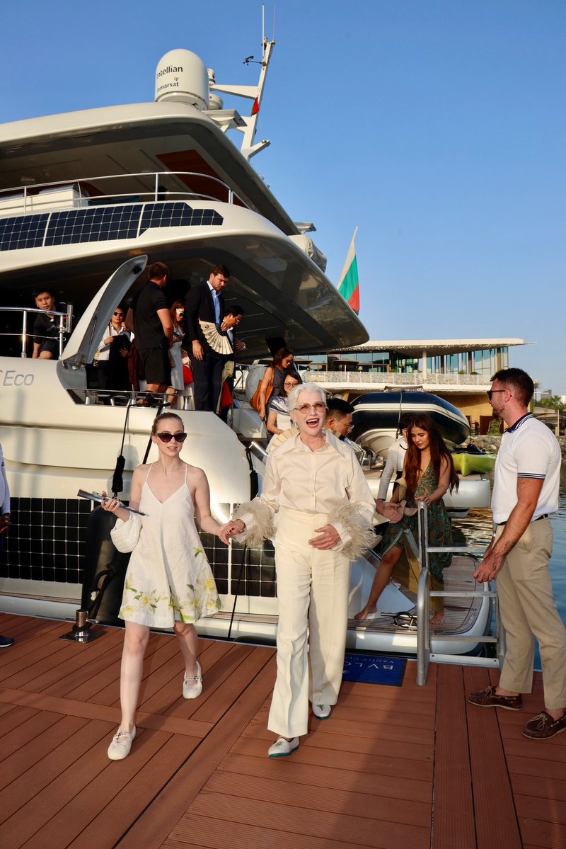 mayemusk's tweet image. Another celebration of my 77th birthday, this time in Dubai, on a boat. Thank you for a wonderful and fun time.
#AWomanMakesAPlan 📖
#ItsGreatToBe77 💪💃