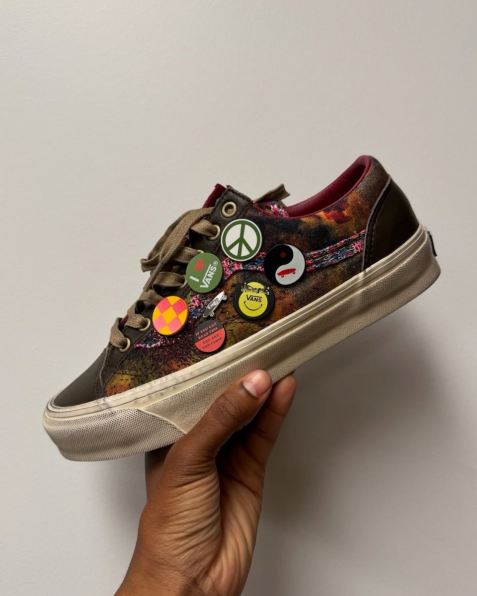 ModernNotoriety's tweet image. Vans is dropping an Old Skool inspired by Chanel's graffiti messenger bag