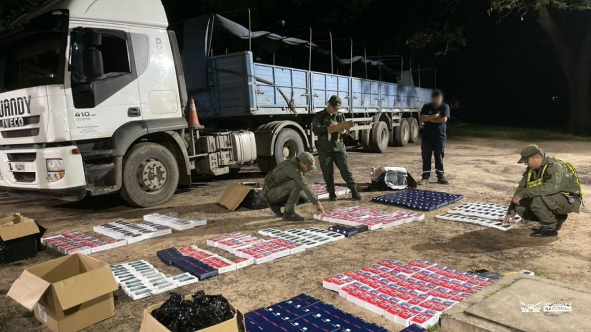 #Formosa

⭕️Efectivos del Escuadrón 5 "Pirané"  detuvieron a un camión y semirremolque, en los cuales decomisaron un total de 476 teléfonos celulares de contrabando, con un avalúo aproximado de 130.000.000 de pesos.  Se secuestró el rodado y se detuvo al conductor.