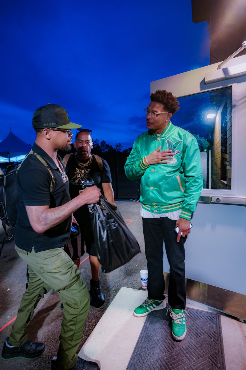 DollahDae's tweet image. Come thru looking like the old me 💚🌊