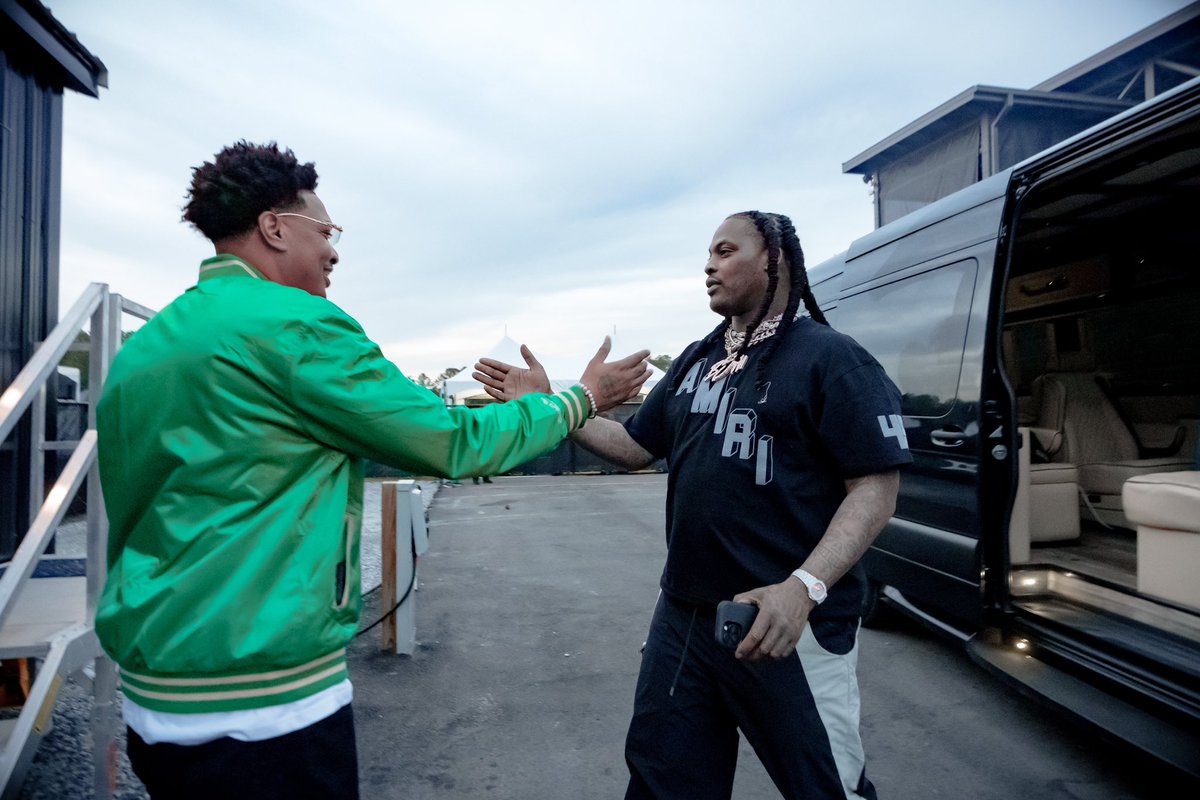 DollahDae's tweet image. Come thru looking like the old me 💚🌊