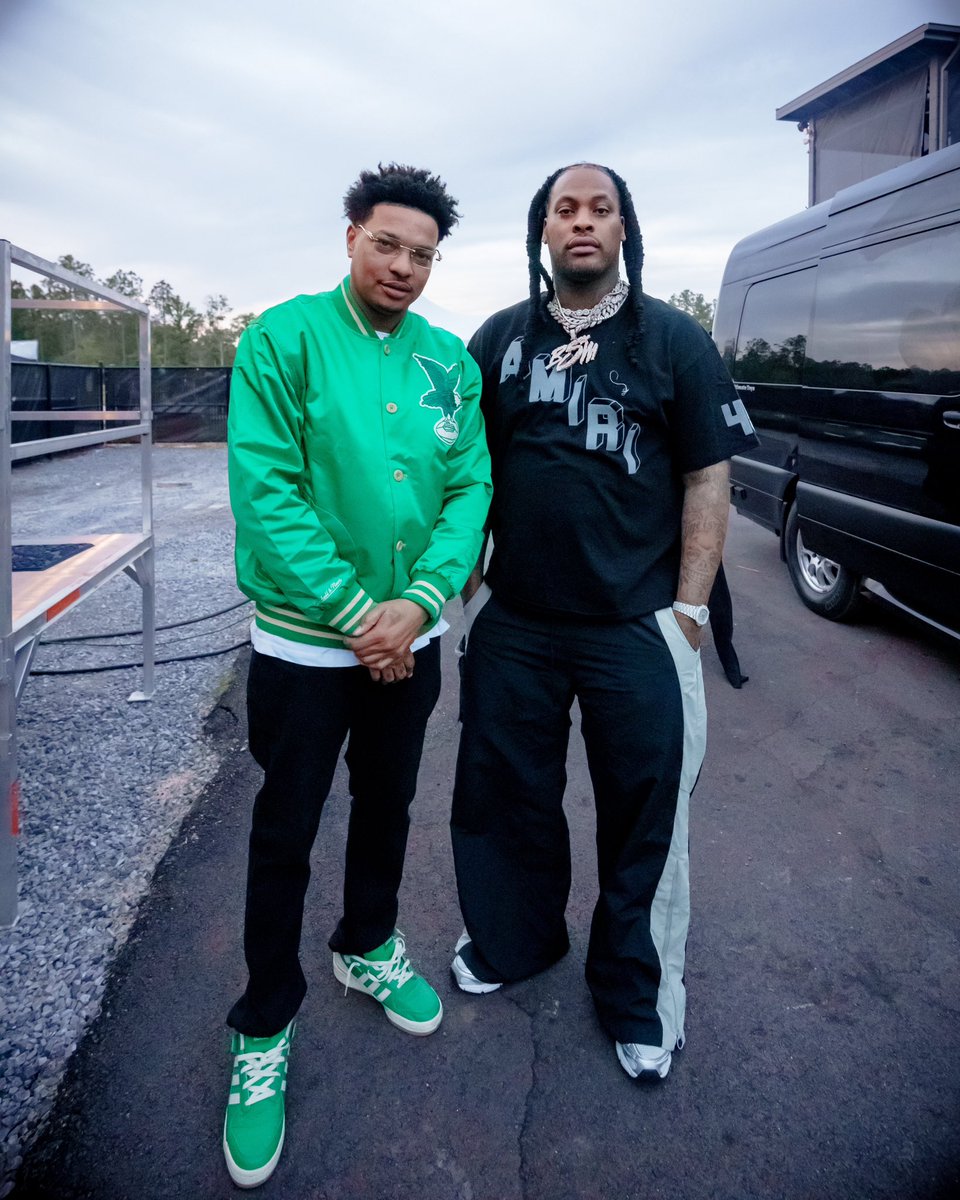 DollahDae's tweet image. Come thru looking like the old me 💚🌊