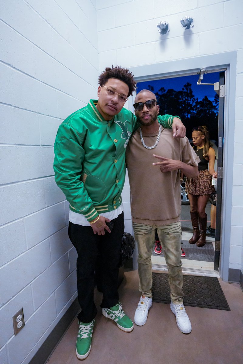 DollahDae's tweet image. Come thru looking like the old me 💚🌊