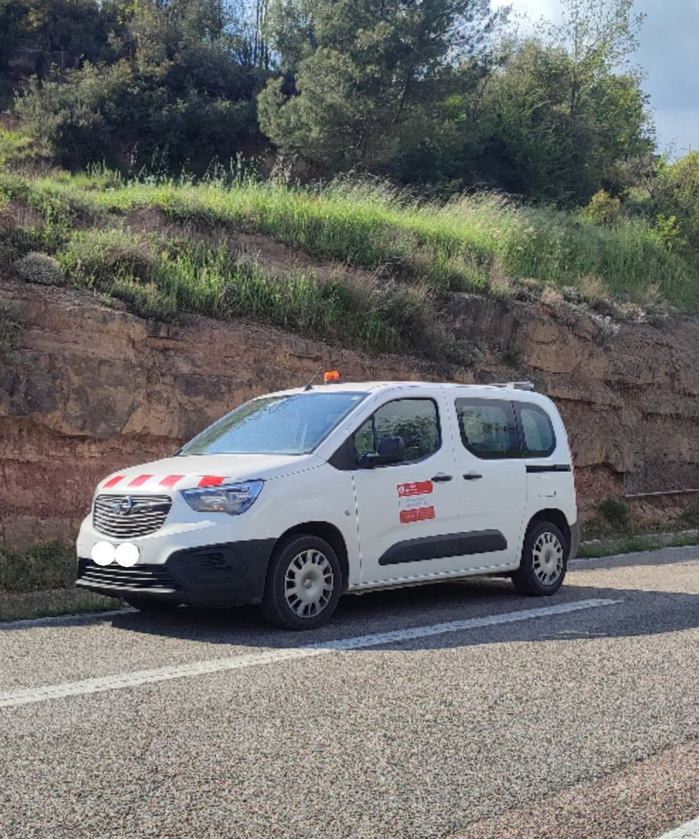 Associacioveins's tweet image. Aquesta tarda l'Associació de Veïns de Cal Prat ha avisat a Agents Rurals que hi havia un animal mort al voral de la carretera C-16Z a Cal Prat i han fet la recullida els treballadors de @dibacat
Moltes gràcies per la vostra feina. 👏
