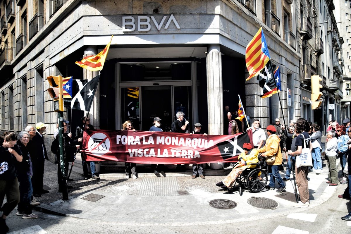 Prou subordinació a la monarquia espanyola. 
A Girona i als Països Catalans no tenim rei!