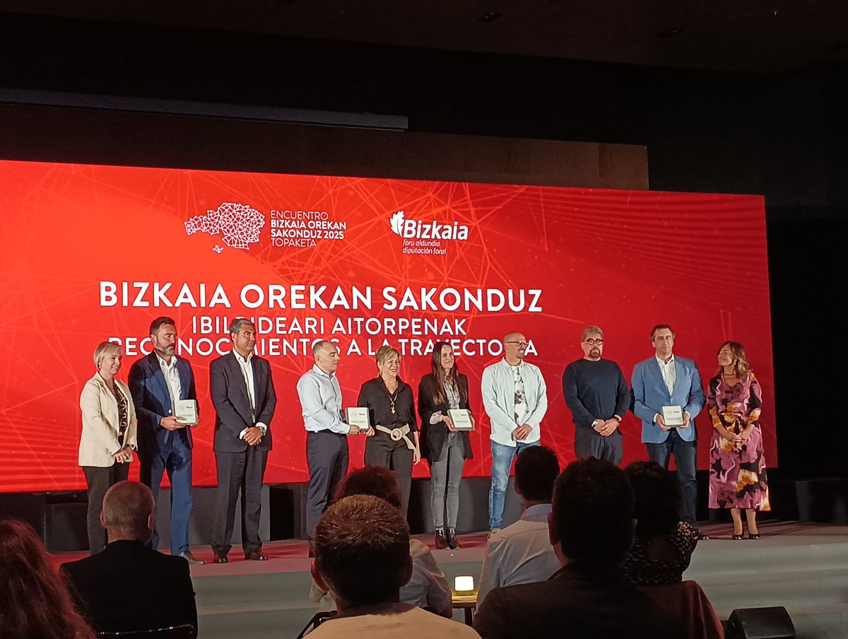 Leartibai_F's tweet photo. 𝐁𝐢𝐳𝐤𝐚𝐢𝐚 𝐎𝐫𝐞𝐤𝐚𝐧 𝐒𝐚𝐧𝐤𝐨𝐧𝐝𝐮𝐳 Topaketan Leartibai Fundazioak errekonozimendu publikoa jaso du eskualdeko enpresen bidelagun izan eta beraien lehiakortasunean azken hiru urteetan egindako lanagatik. Eskerrik asko, ohore bat da @Bizkaia #BizkaiaOrekanSakonduz #Beaz https://t.co/HD2J63LWLI