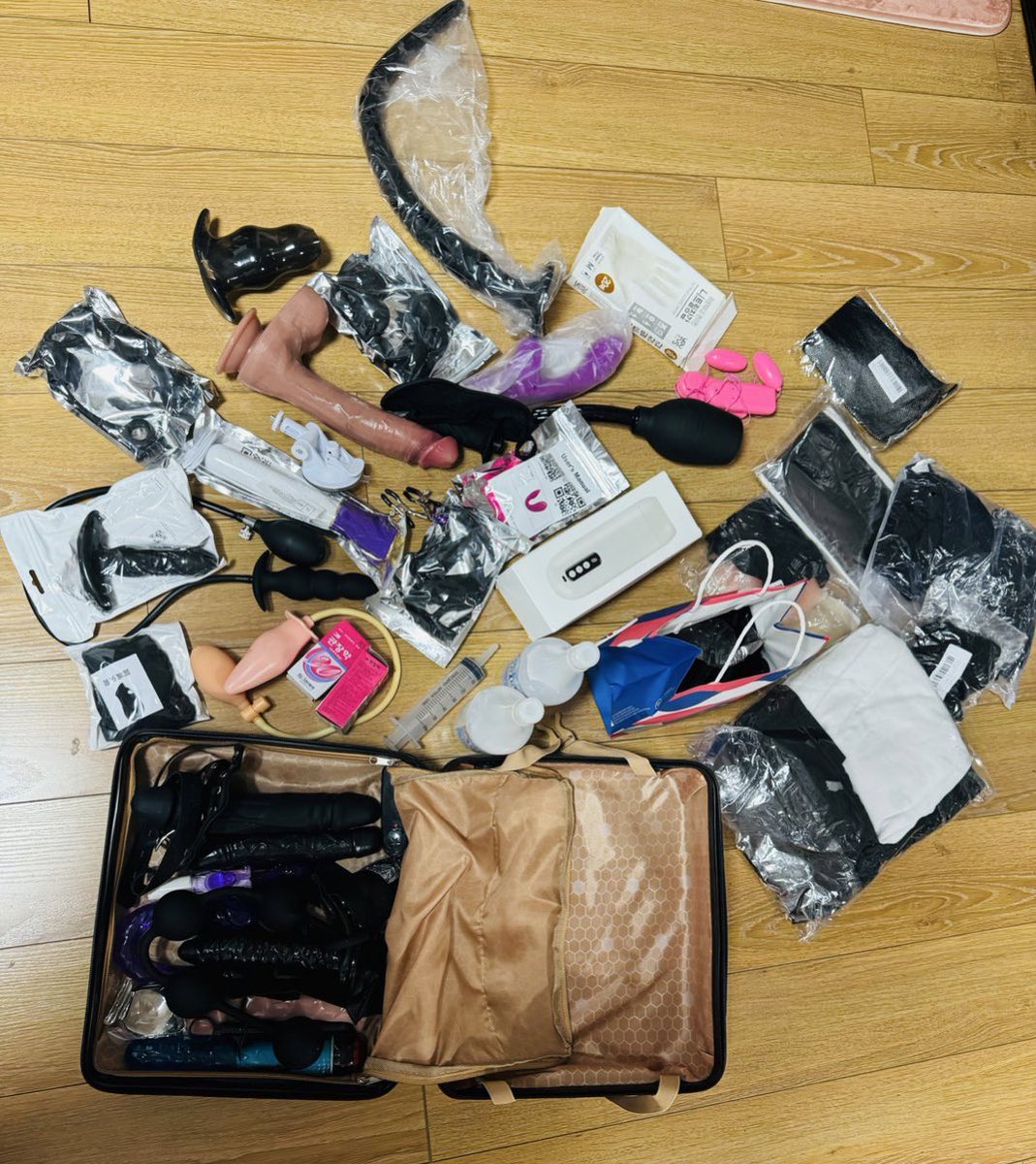 underthethe1's tweet photo. 와 정말 오래전에 꺼내보고 최근에 꺼내보지도 못한거 같네요..

잘있겠지..?

이번연휴때 잘 있��지 봐주고.. 오랜만에 써봐야겠죠...?

#딜도 #에널 #확장 #애널확장 #여장 #애널 #멜숩 #펨돔 #팸돔 #맬섭 #핑거링 #페깅 https://t.co/oF2I1qZpTd