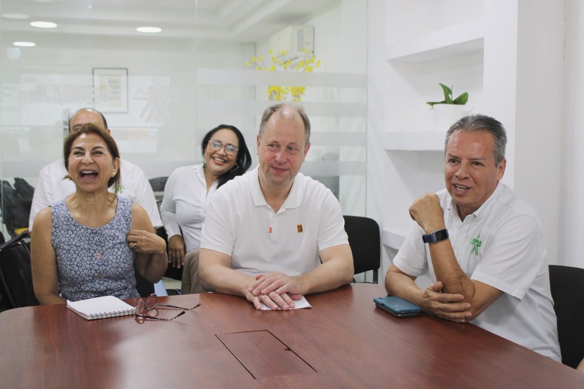 SENAenBolivar's tweet photo. El @SENAenBolivar recibió al Alto Comisionado de Acuerdos Migratorios de Alemania, Joachim Stamp, y a su comitiva. El director regional, @jaimetorradoc, lideró el encuentro, enfocado en fortalecer la cooperación y promover procesos migratorios legales. #AliadosSENA https://t.co/erYj8WdUUZ
