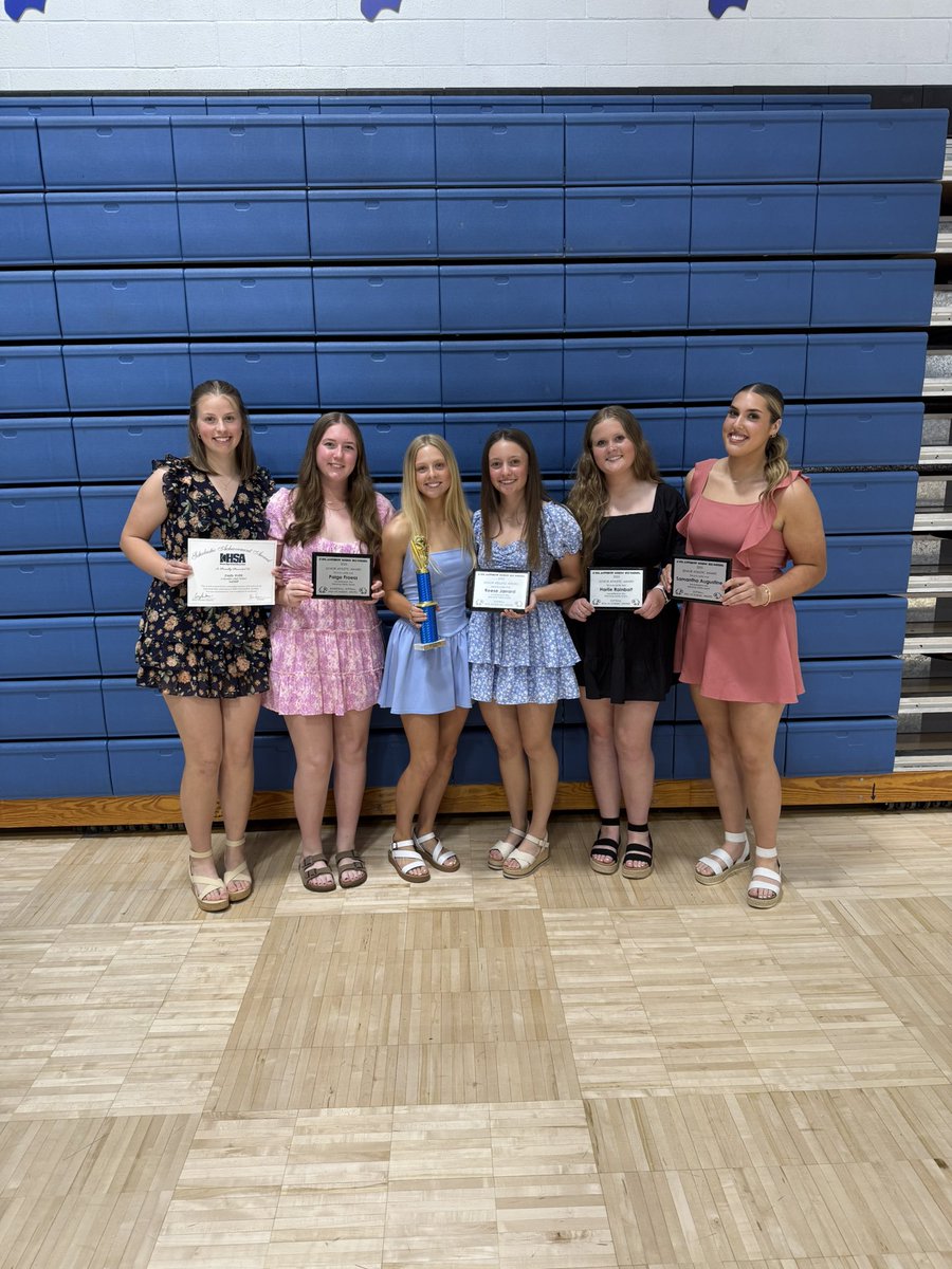 CHSSoftball_1's tweet photo. Pentzler 2025 🏆
Congratulations to Elle on receiving the Pentzler award for softball this year and to the Juniors and Seniors honored last night! 🦅🥎 https://t.co/4PqtdL4umn