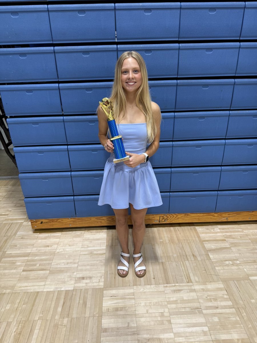 CHSSoftball_1's tweet photo. Pentzler 2025 🏆
Congratulations to Elle on receiving the Pentzler award for softball this year and to the Juniors and Seniors honored last night! 🦅🥎 https://t.co/4PqtdL4umn