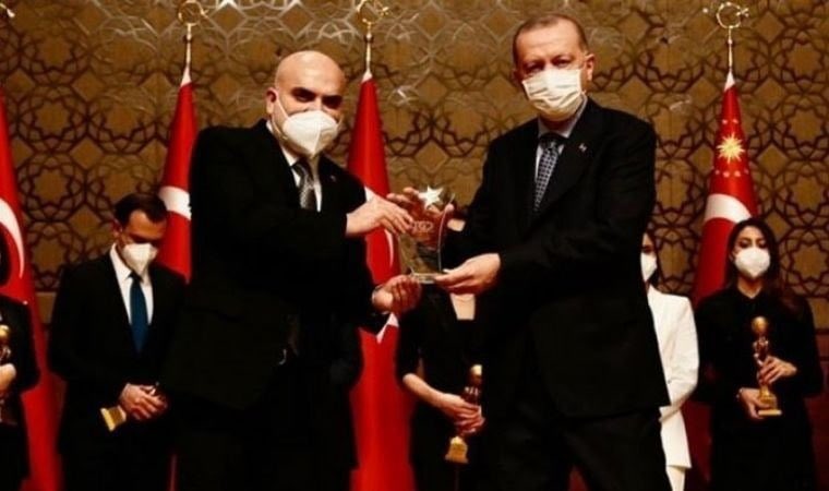 Lüx araçların kime ait olduğu birkaç saatte ortaya çıktı..
Utanan, özür dileyen, özeleştiri yapan oldu mu?
Hiçbir şey olmamış gibi yarın sabah başka iftiralarla baskıya girer, olmayan tirajlarınızdan reklam almaya devam edersiniz..
Bugünler geçecek, mecburen utanacaksınız!